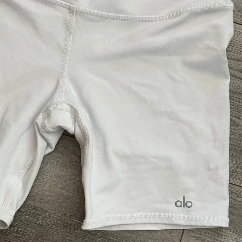 ALO Yoga Women's White Bike Shorts small - Picture 3 of 4